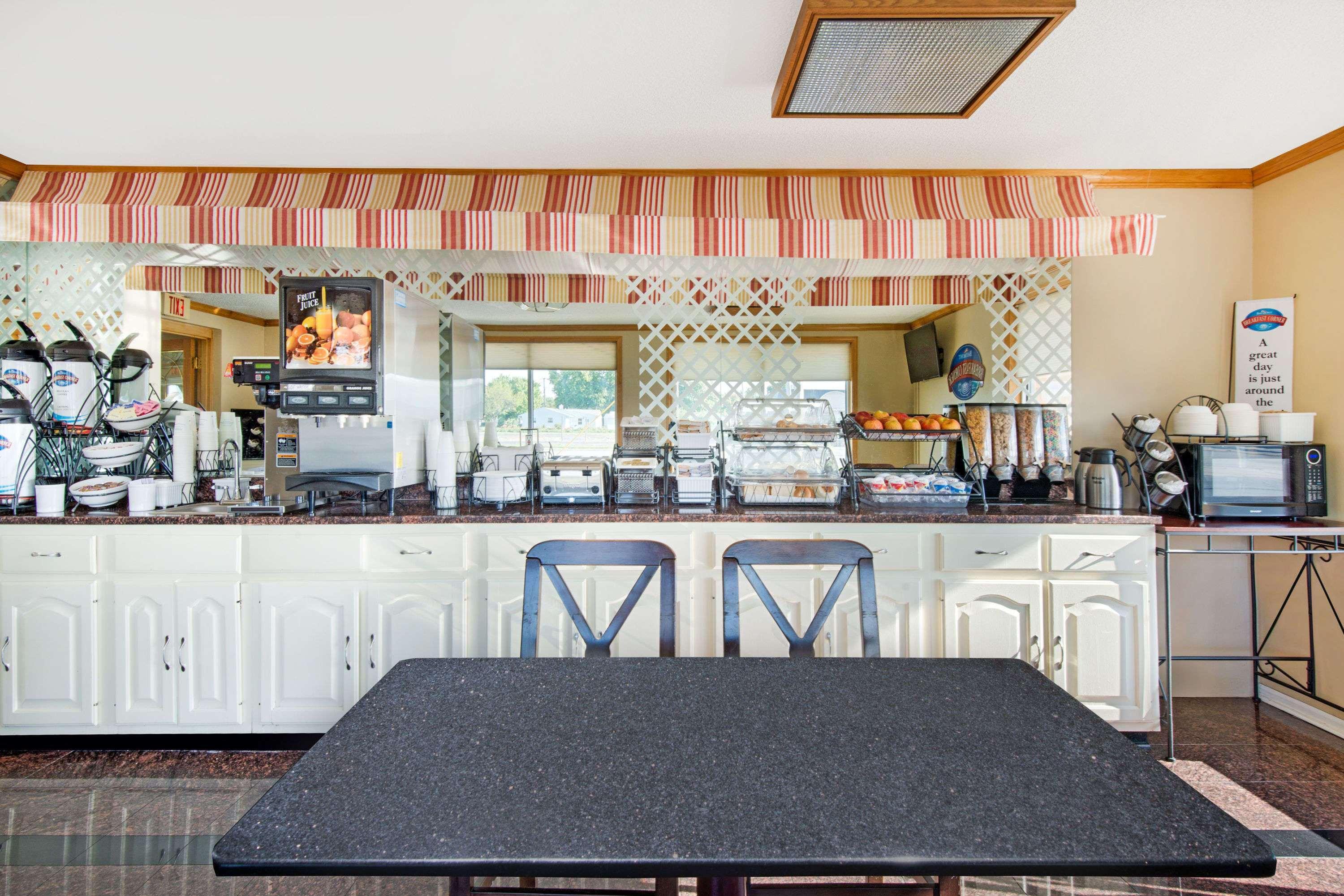 Baymont By Wyndham Sandusky Restaurant photo