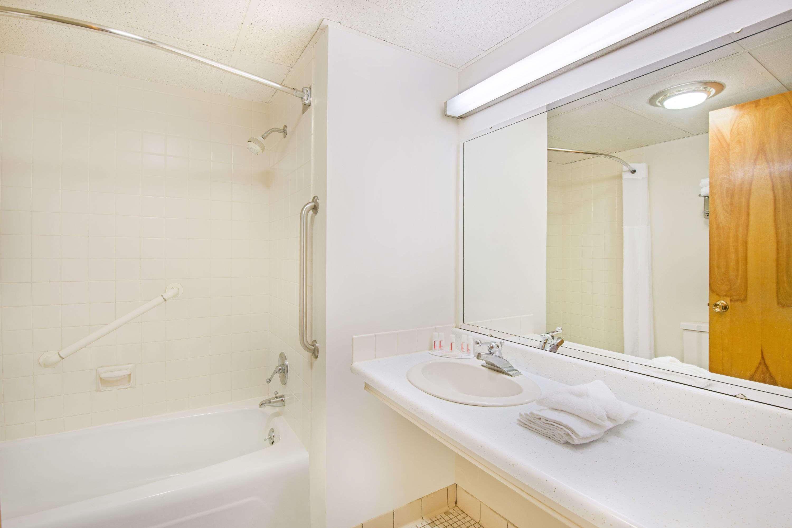 Baymont By Wyndham Sandusky Room photo