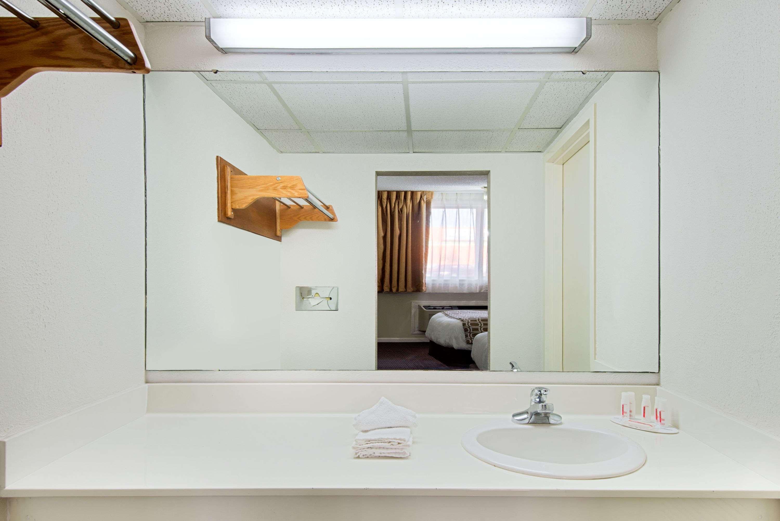 Baymont By Wyndham Sandusky Room photo