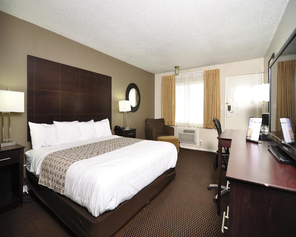 Baymont By Wyndham Sandusky Exterior photo