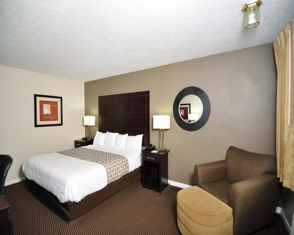 Baymont By Wyndham Sandusky Exterior photo